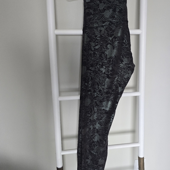 EUC Lululemon Wunder Under HighRise In Flourish Black Iridescent Foil 25" Size 6 - Picture 4 of 10